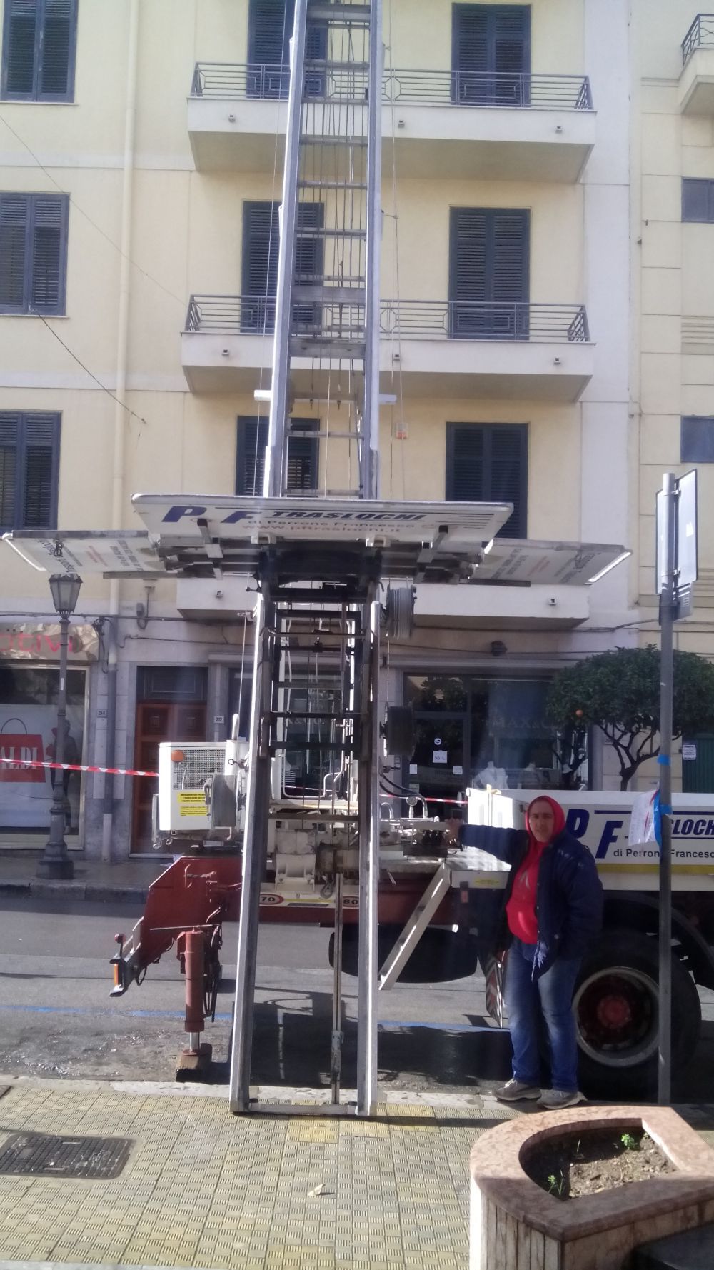 autoscala fuori da un palazzo