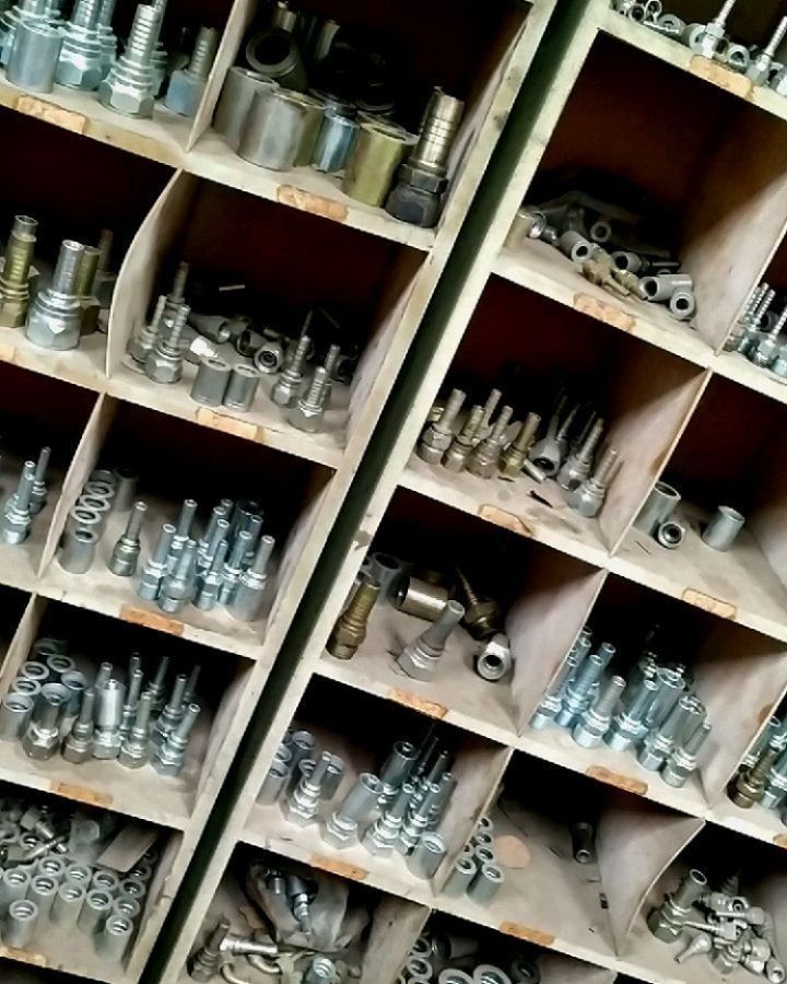 Estantes llenos de diversos herrajes metálicos.