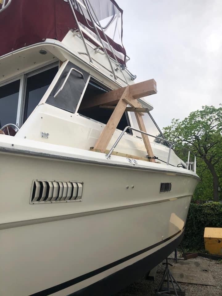 a boat with a wooden support to enable removing the engine