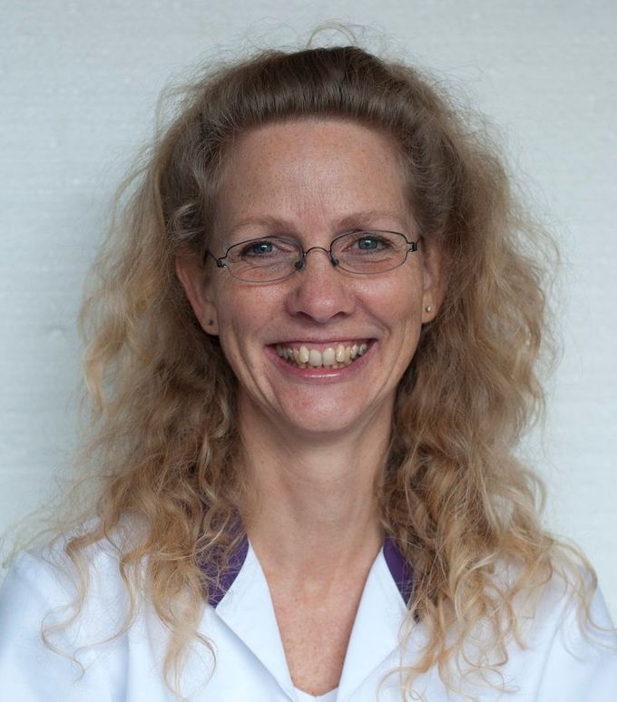 Portret van Anita, lachend.