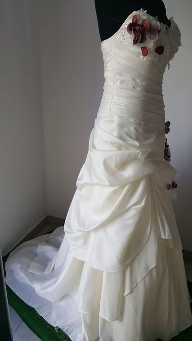 abito da sposa con fiore