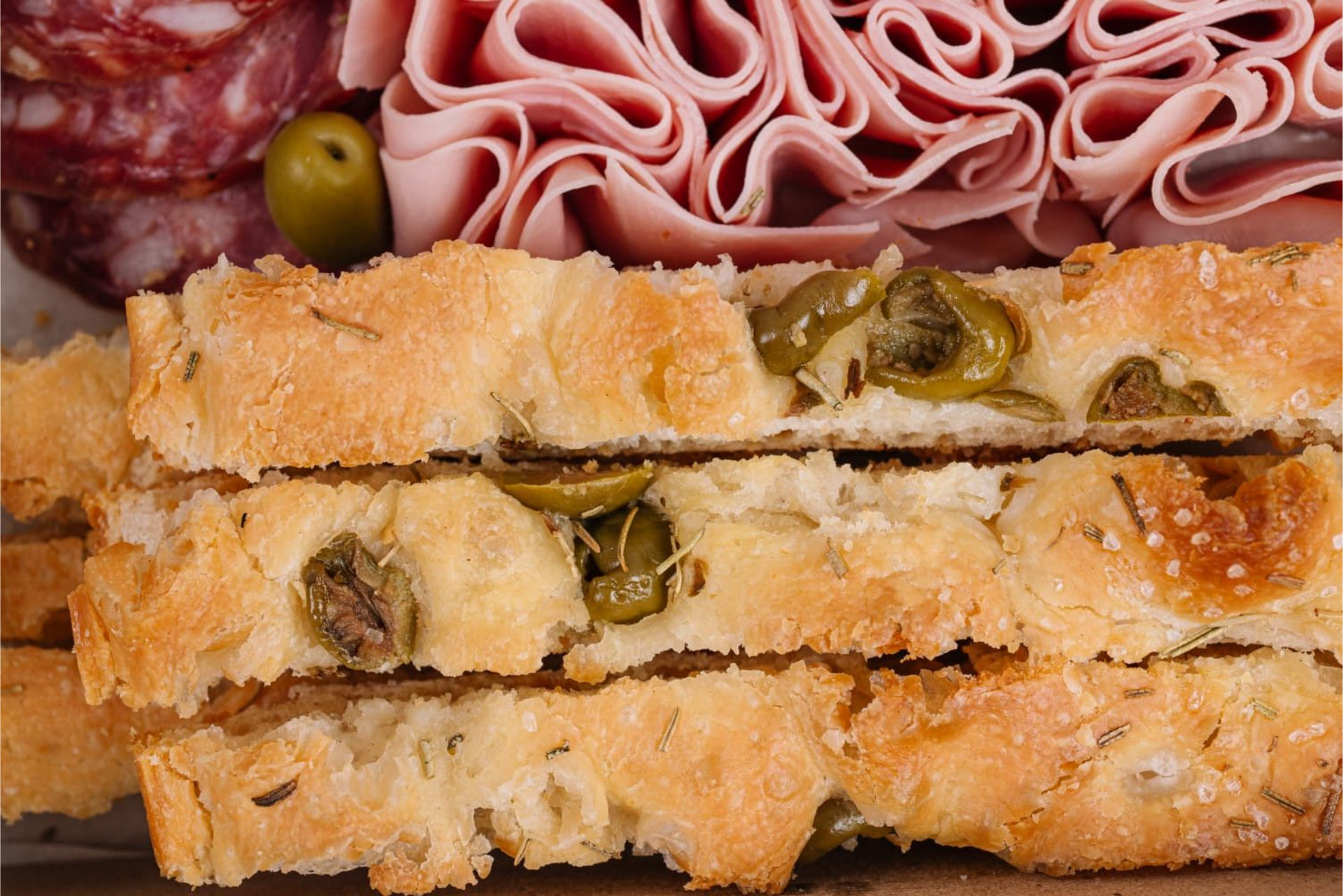 Tabla de embutidos con jamón lonchas, queso, hummus, almendras y aceitunas.