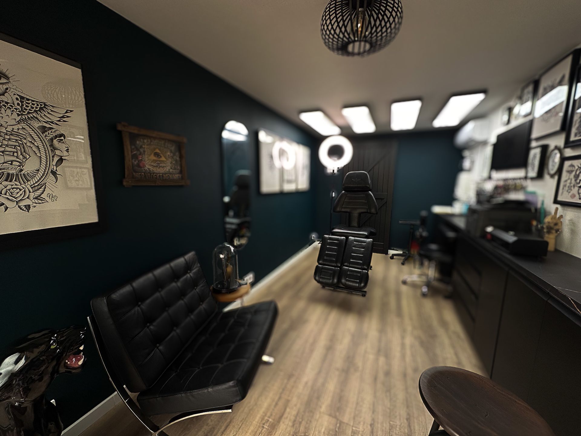 Binnenkijker in de BLACKMOONTATTOO STUDIO, schone, ggd gekeurde, professionele werkruimte