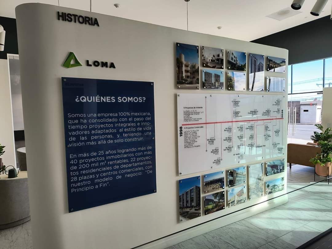 Una pared con un cartel que dice historia.