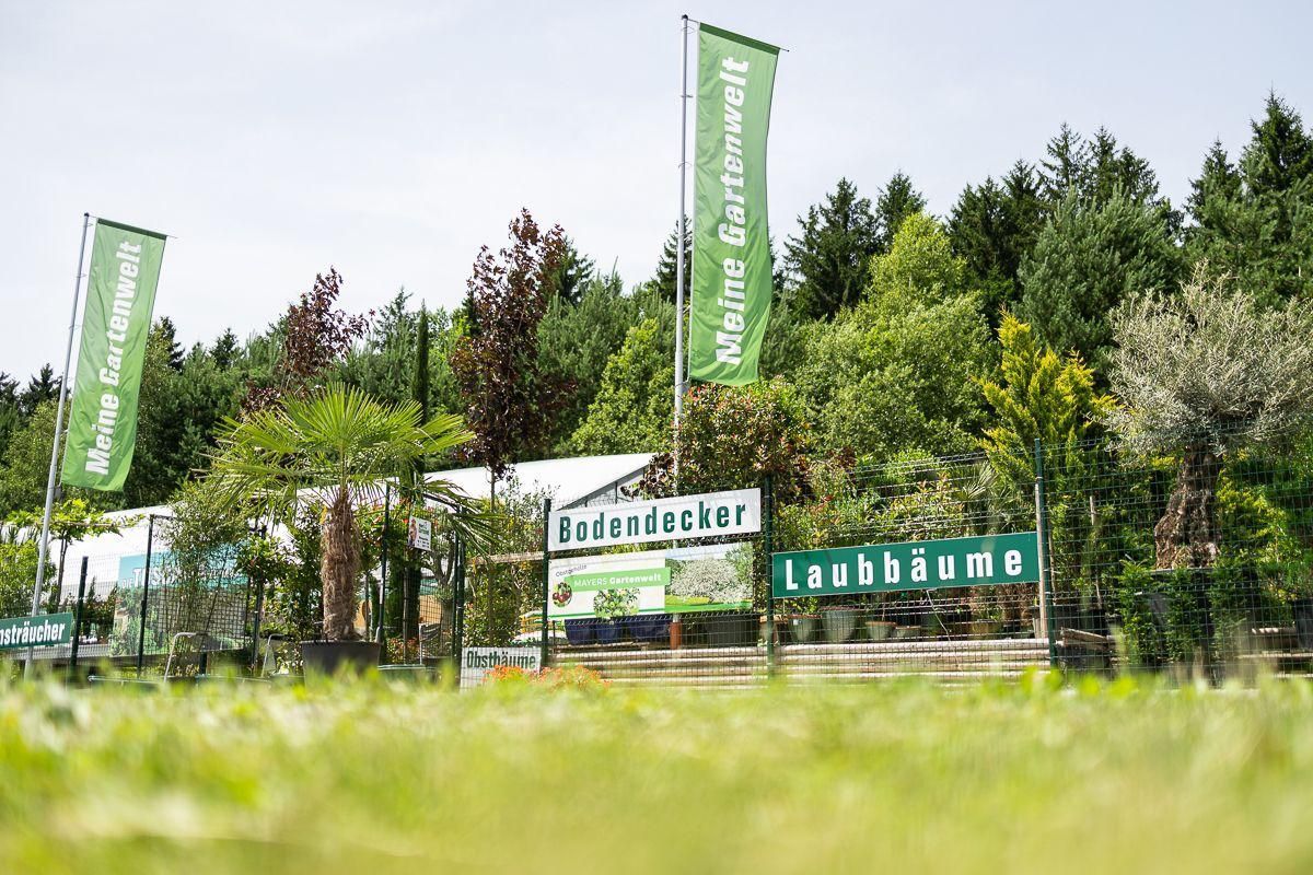 Ein Parkplatz mit einem Schild mit der Aufschrift „Hausmesse“