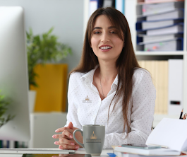 dei fuochi artificiali viola e bianchi e delle persone