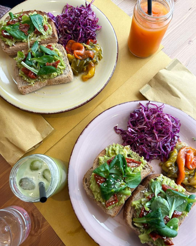 Un tavolo sormontato da piatti di cibo e bevande.