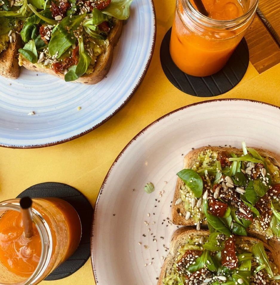 Due piatti di cibo e un barattolo di succo d'arancia su un tavolo