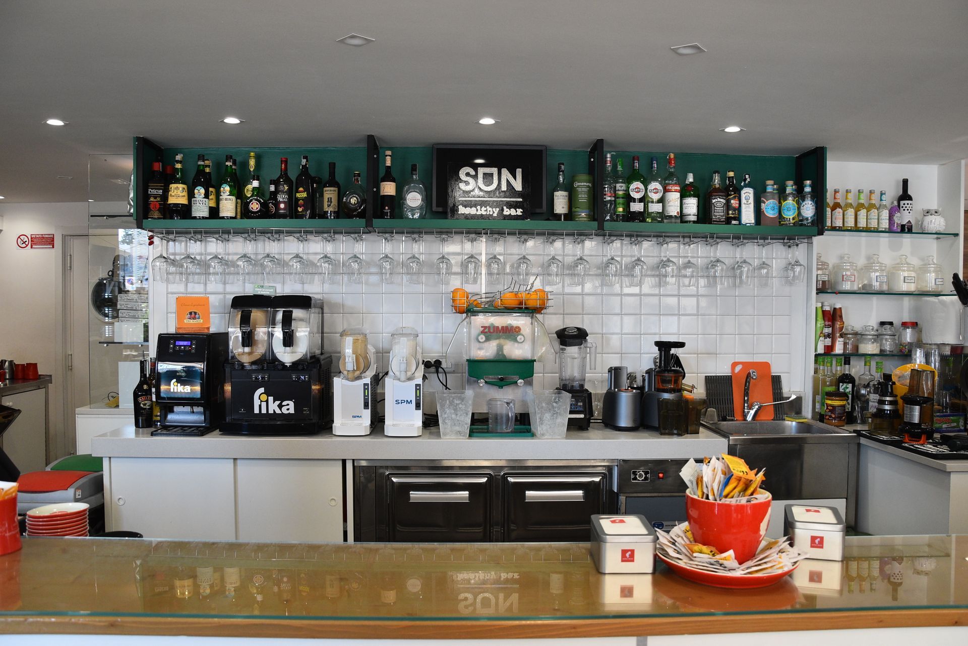 Un bar con un cartello che dice figliolo