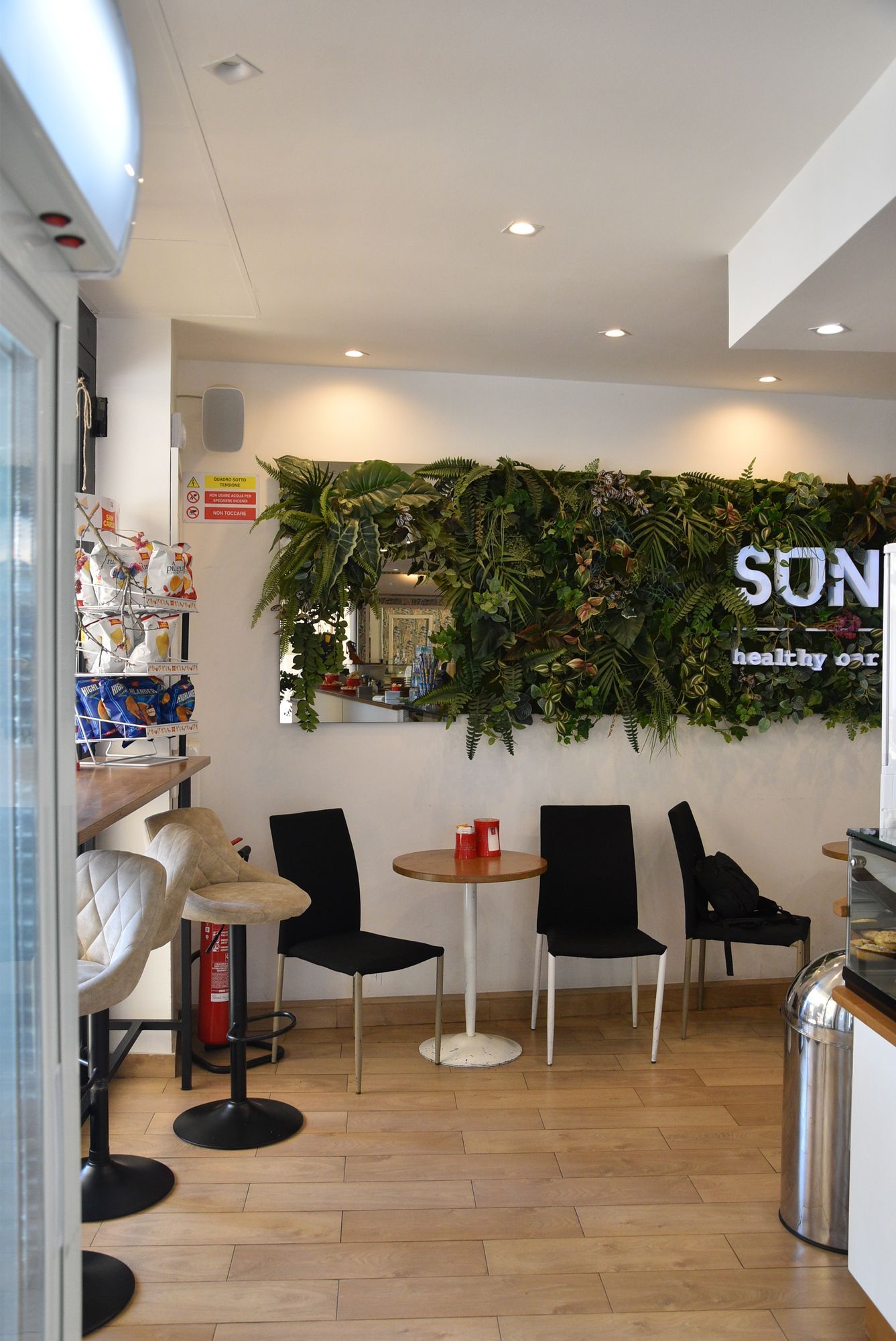 Un ristorante con tavoli e sedie e un cartello che dice sole