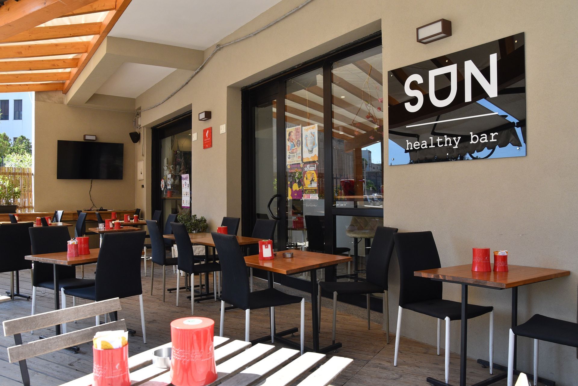 Un ristorante con tavoli e sedie e un cartello che dice figlio