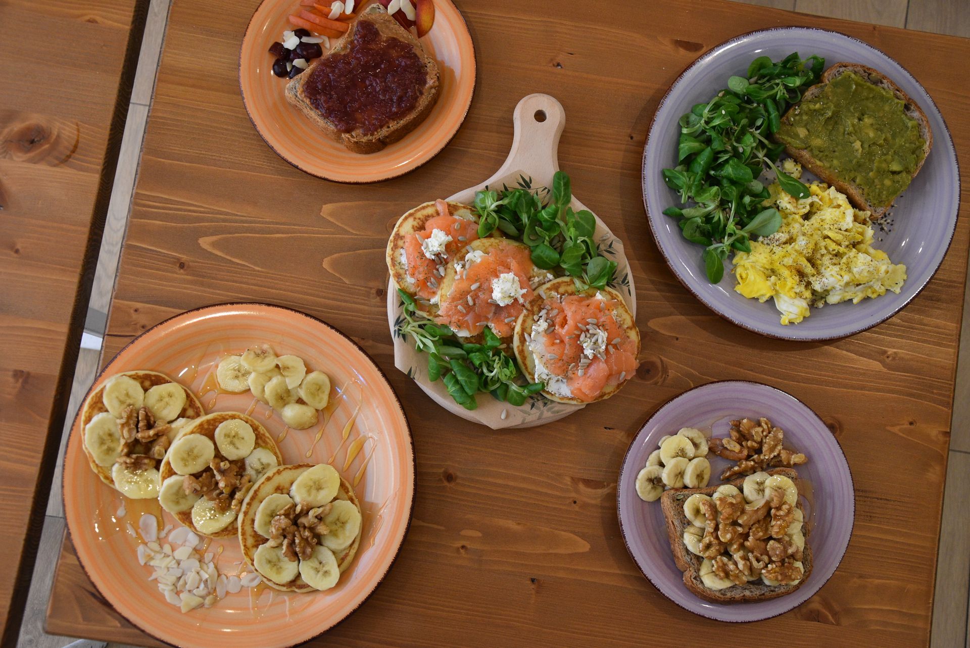 Ci sono molti tipi diversi di cibo sulla tavola.