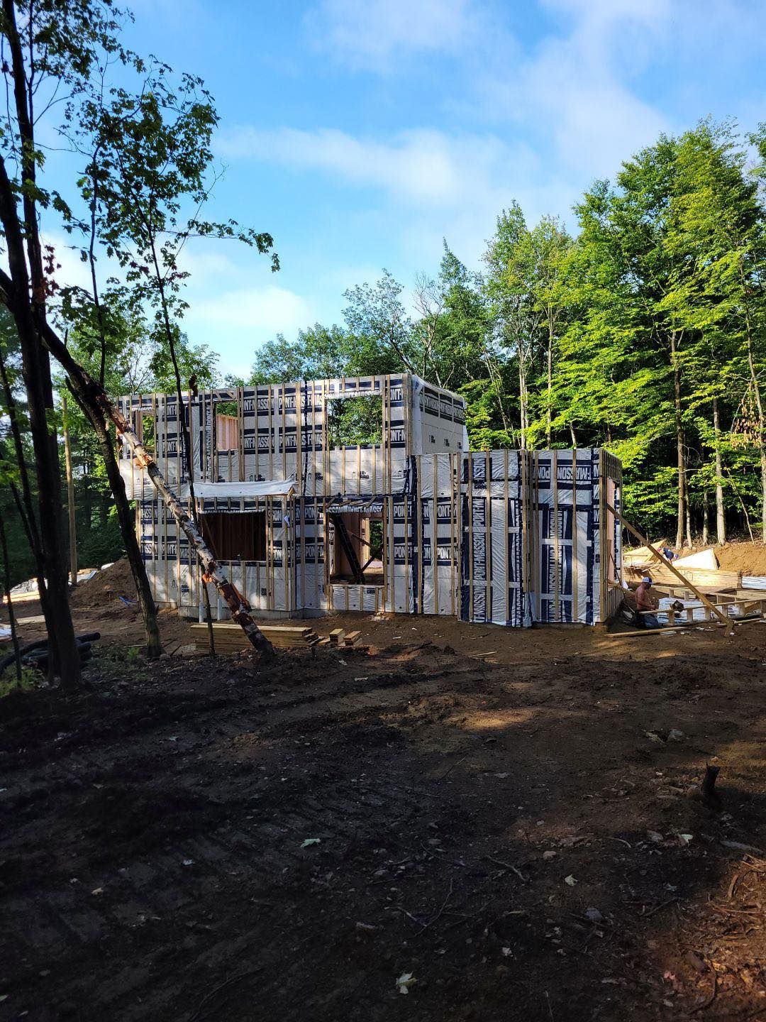 Une maison est en construction au milieu d'une forêt