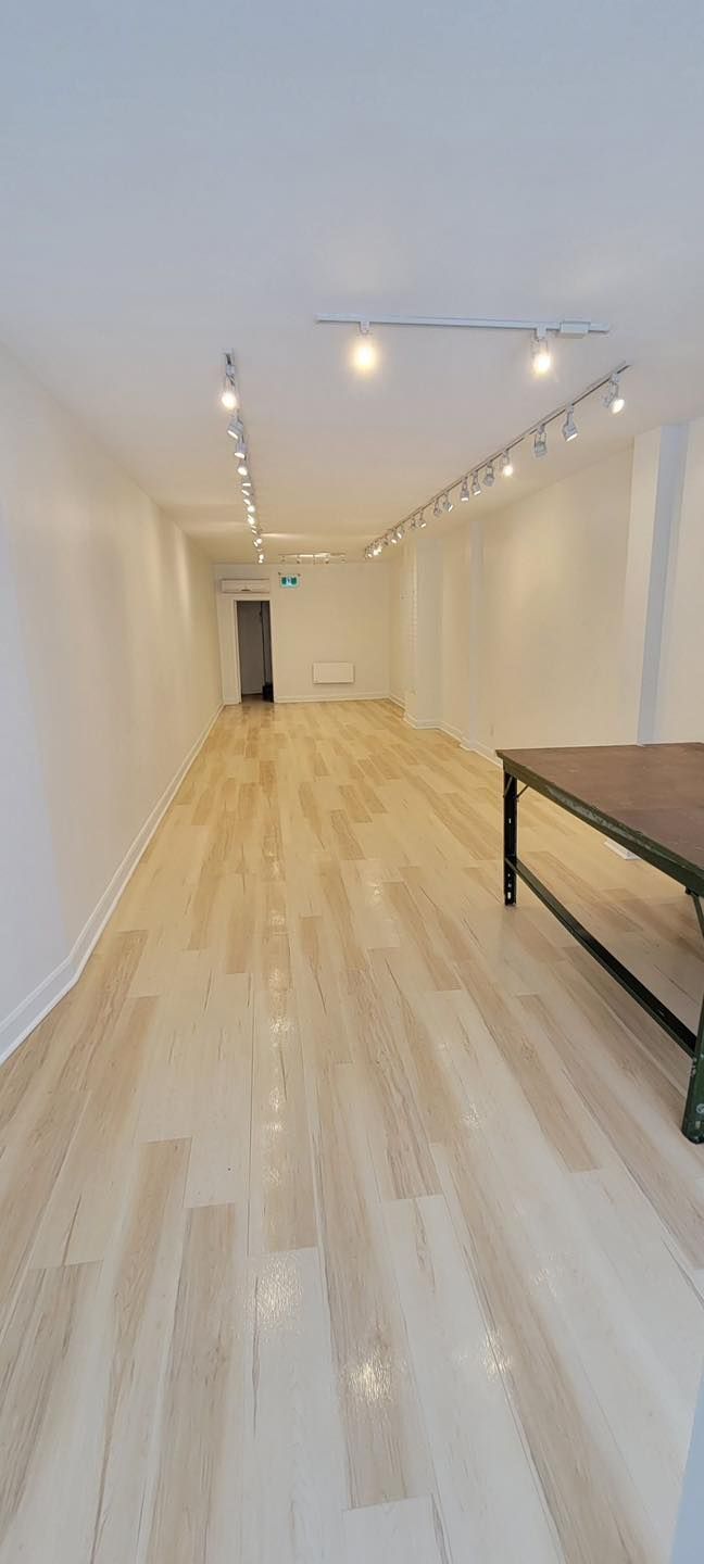 Il y a une table au milieu de la pièce.