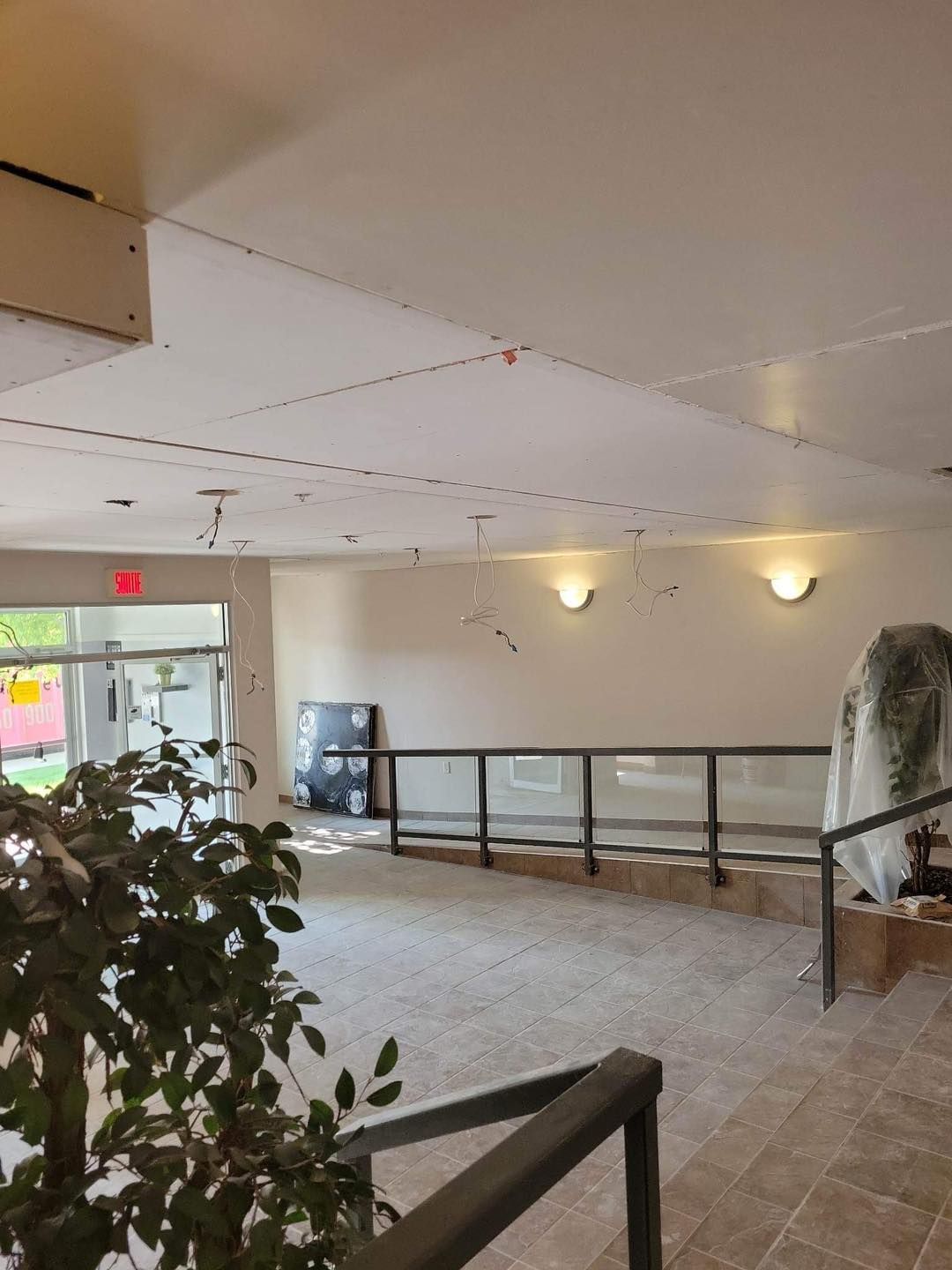 Une grande pièce vide avec un escalier menant au deuxième étage.