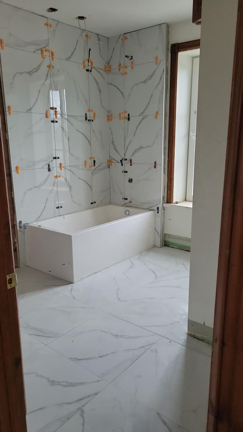 Une salle de bain avec baignoire et cabine de douche.