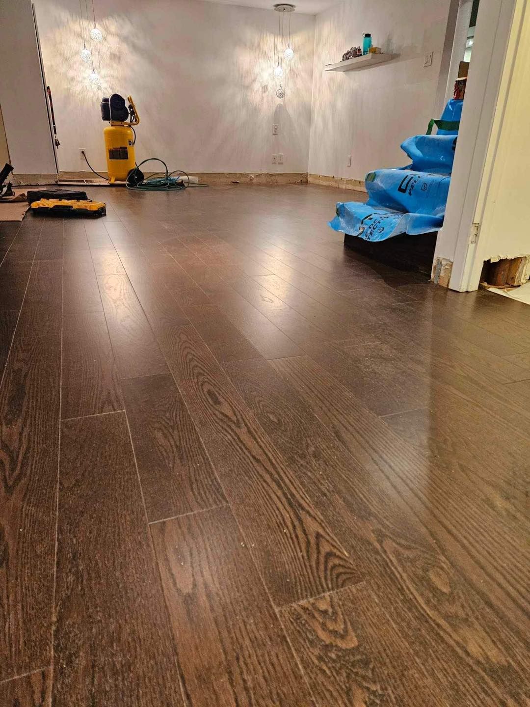 Une pièce avec un plancher en bois et des escaliers.