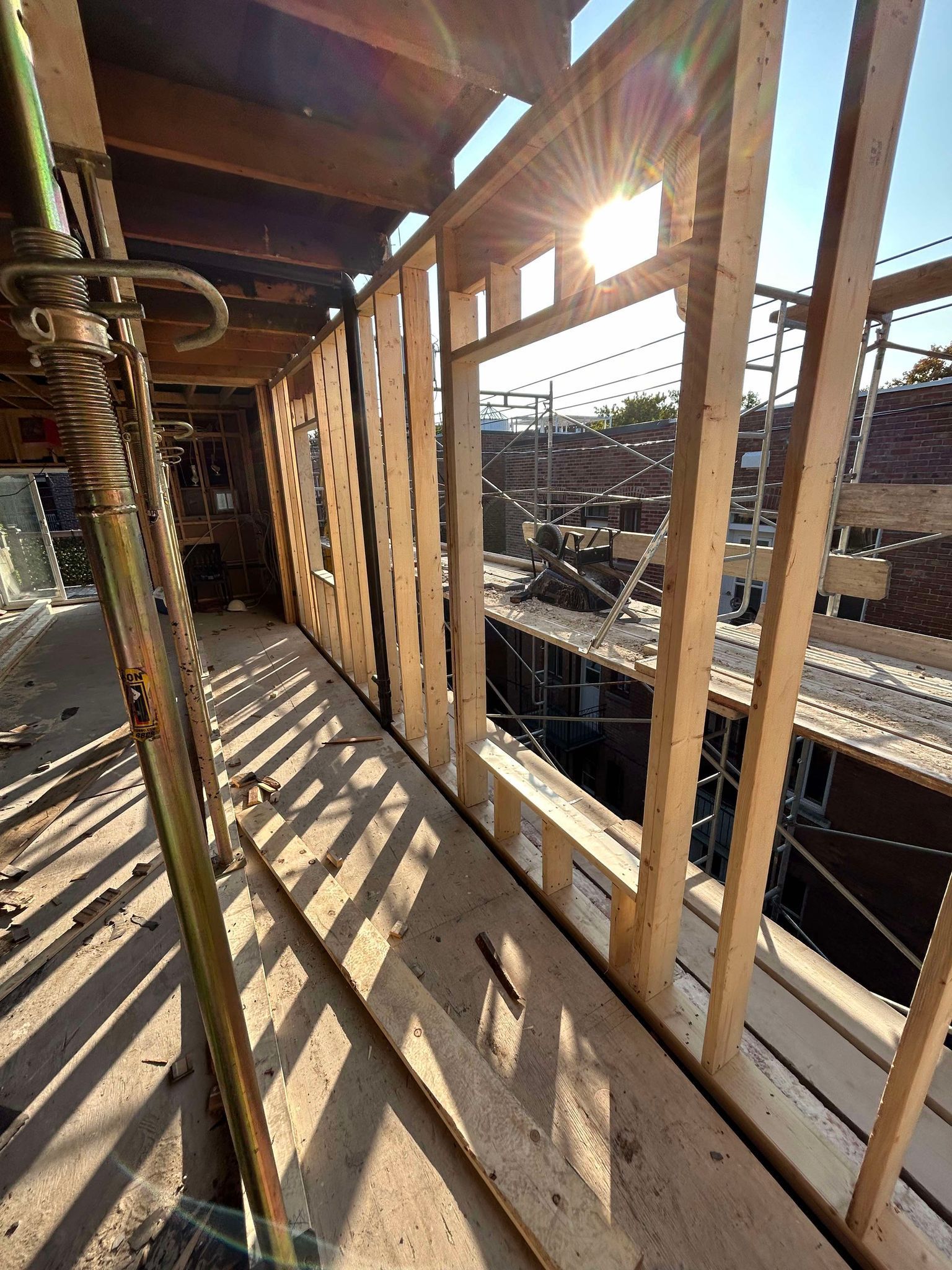 Le soleil brille à travers les fenêtres d'un immeuble en construction.