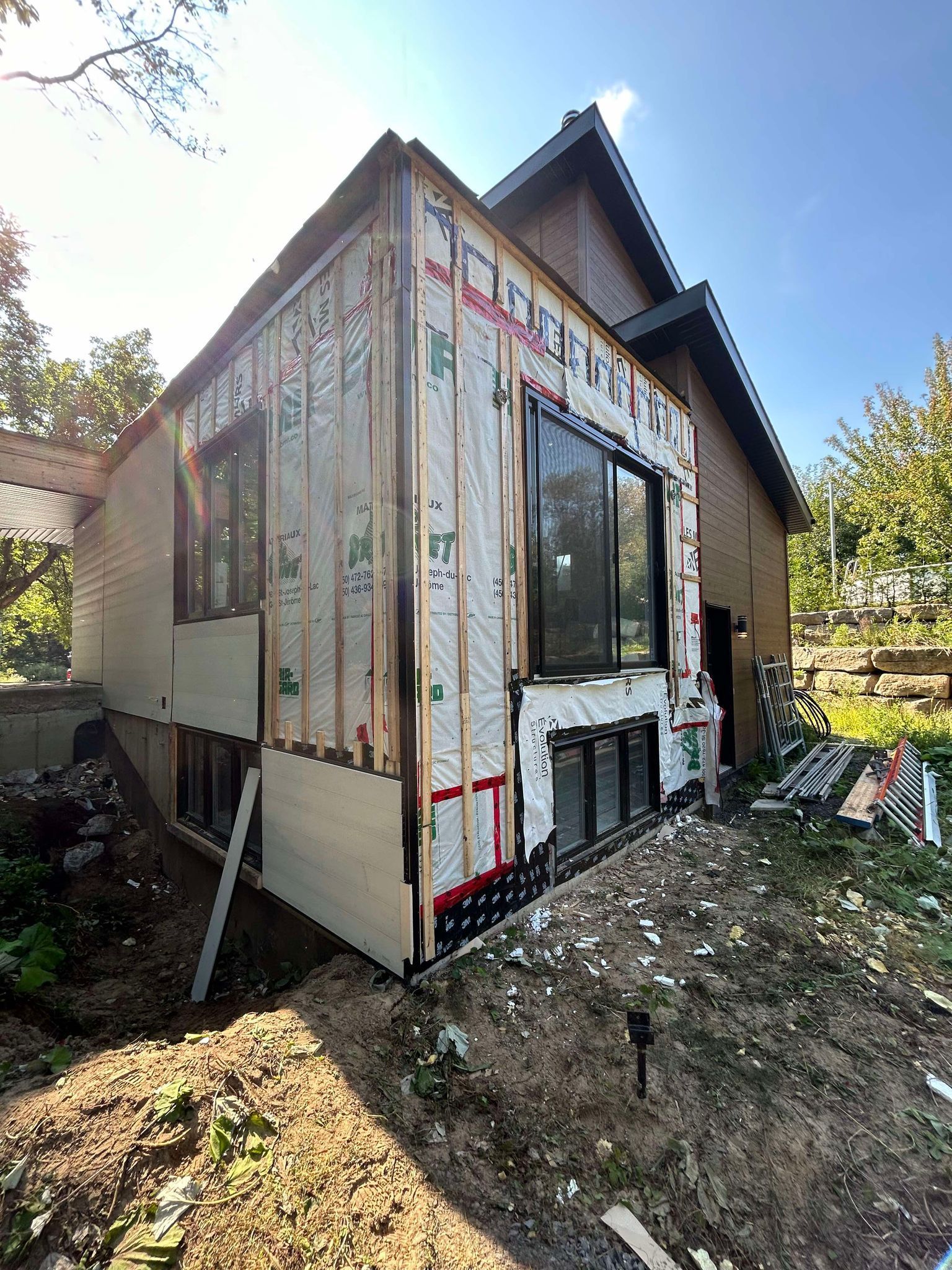 Une maison avec beaucoup de fenêtres est en construction.