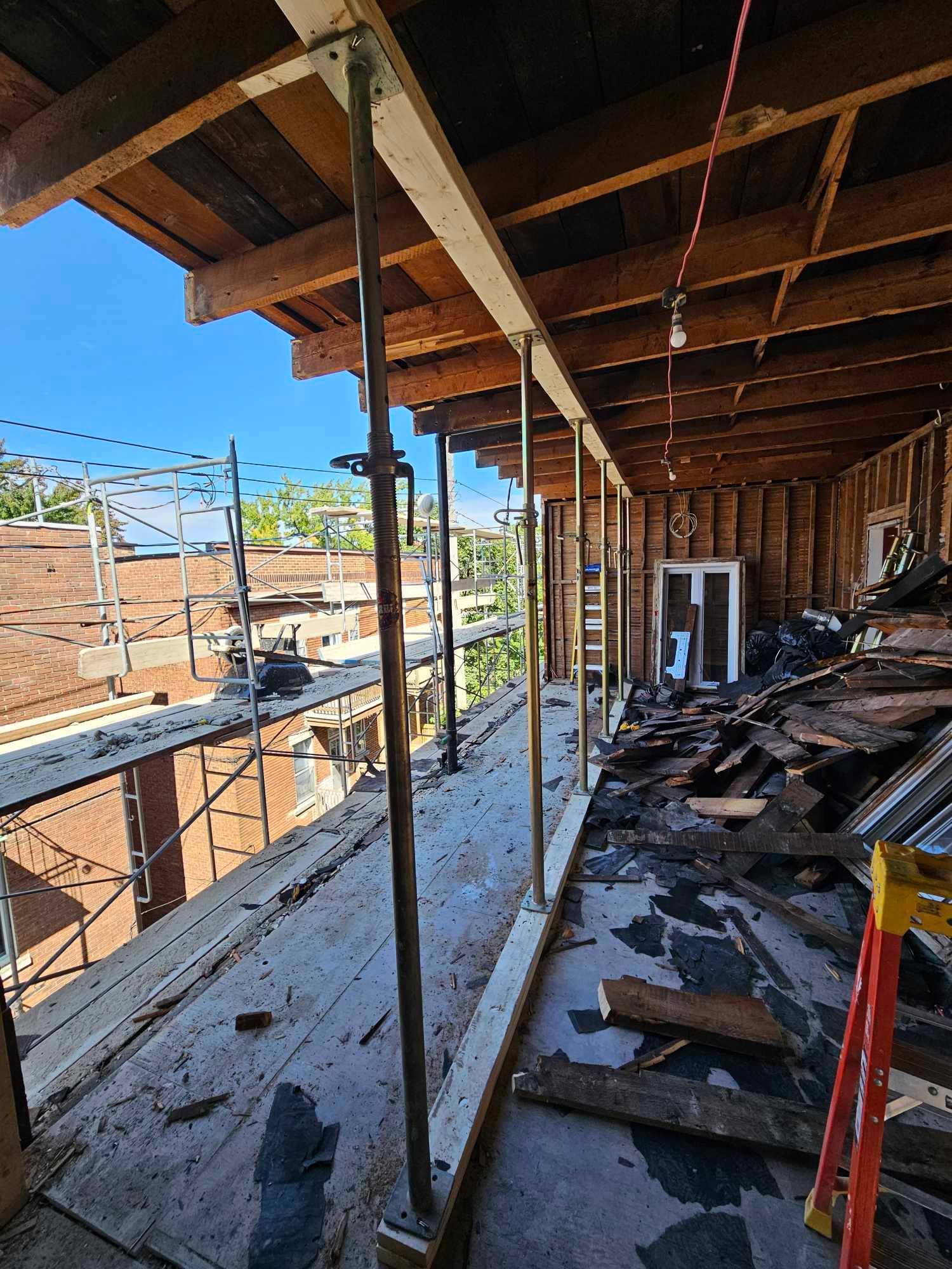 Un bâtiment en construction avec un échafaudage et une échelle.