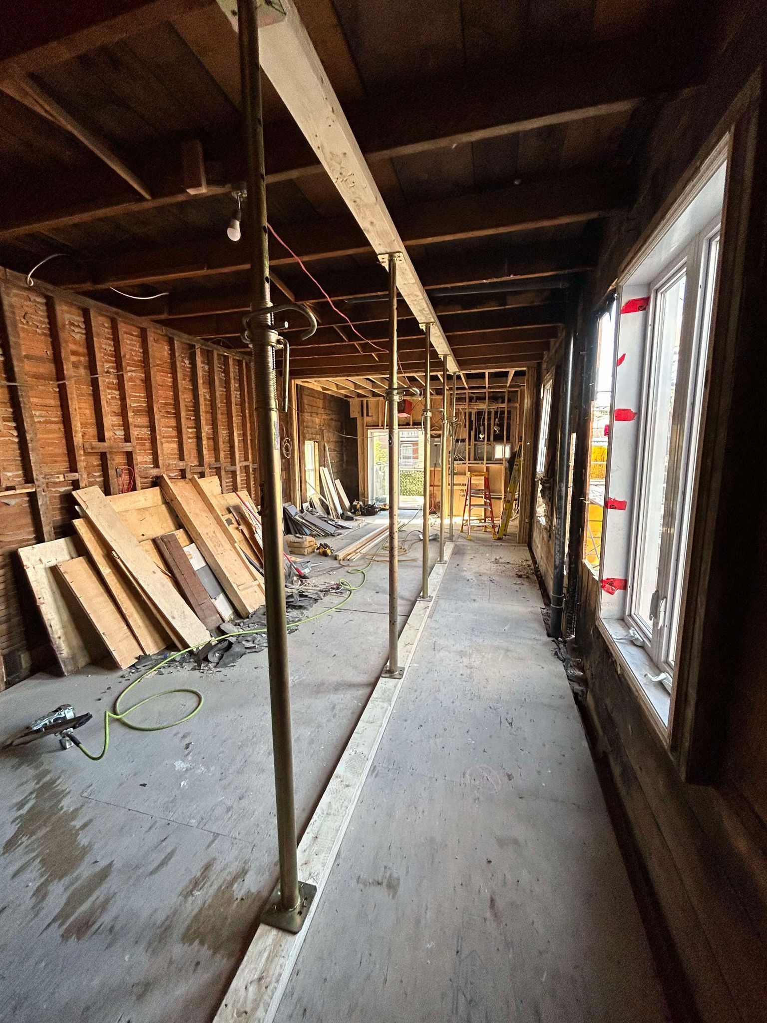 Un long couloir dans un immeuble en construction avec beaucoup de fenêtres.