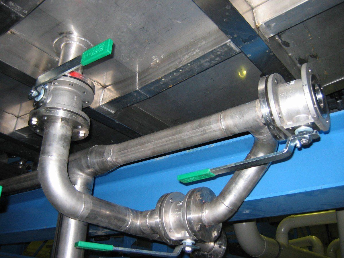 montaggio tubazioni in acciaio inox