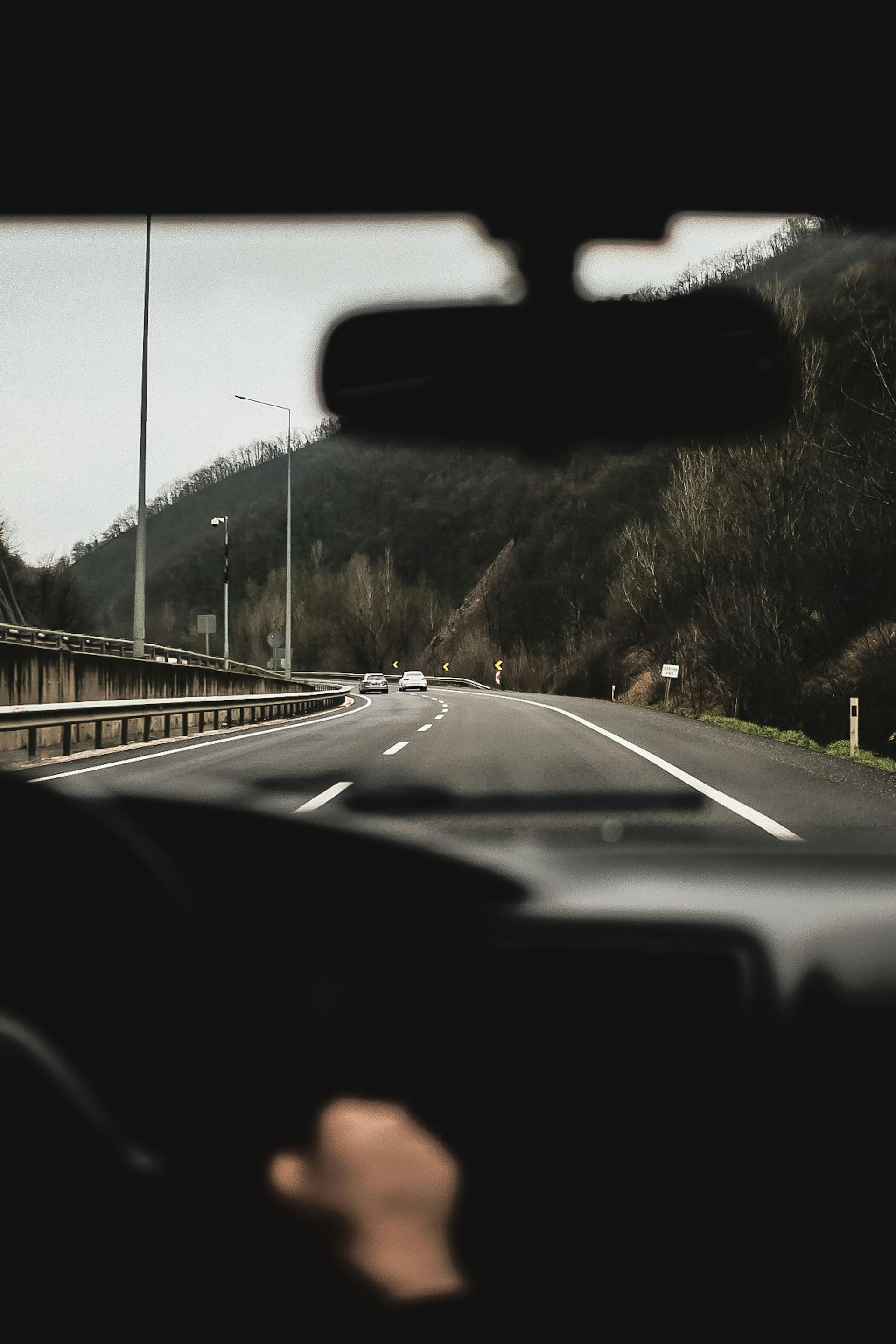 Persona en el coche abrochándose el cinturón de seguridad.
