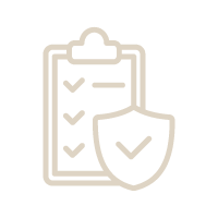 Portapapeles con lista de verificación e icono de escudo.