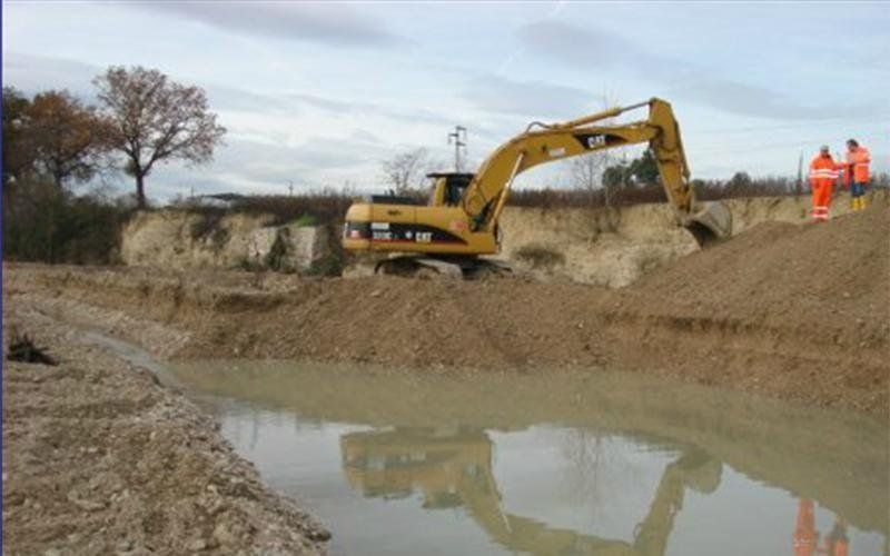 macchine escavatrici in fase di scavo