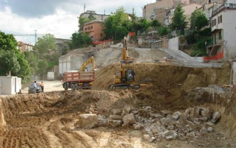 fase di demolizione di edificio