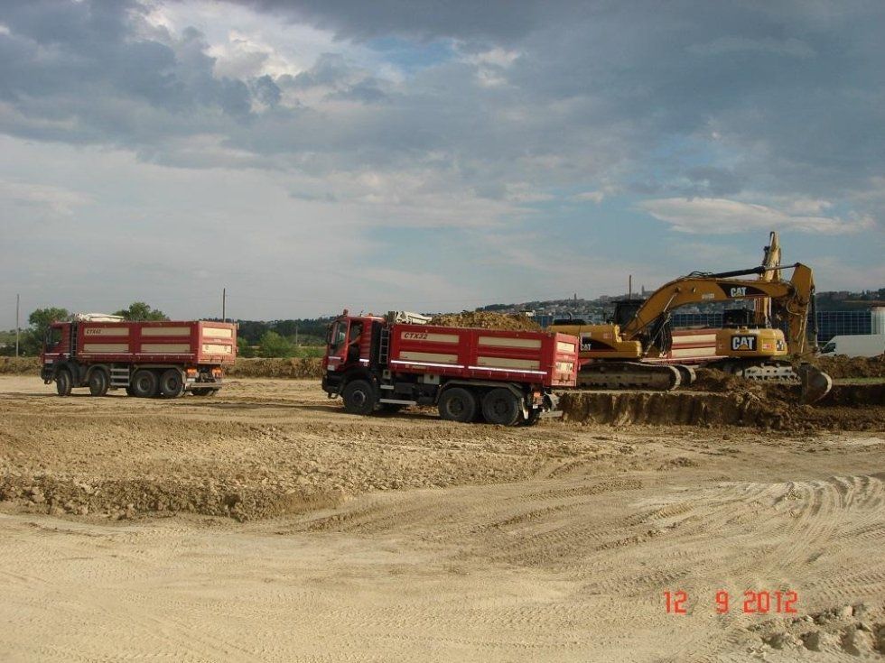 camion in azione con detriti da smaltire