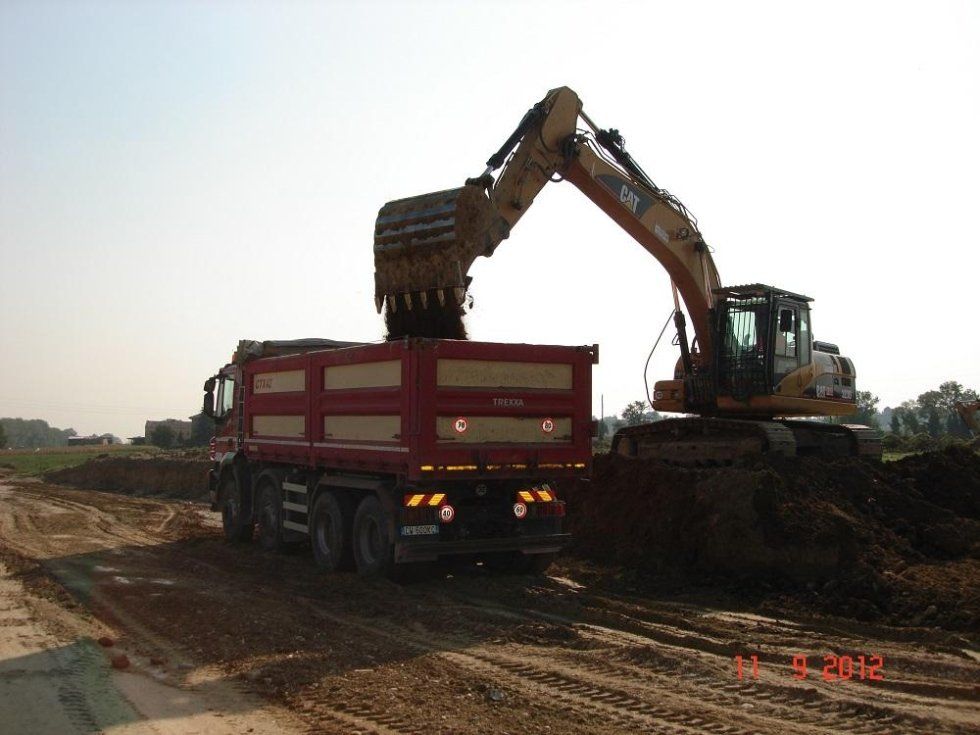 fase di smaltimento di detriti edili