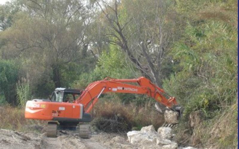 macchina escavatrice in azione