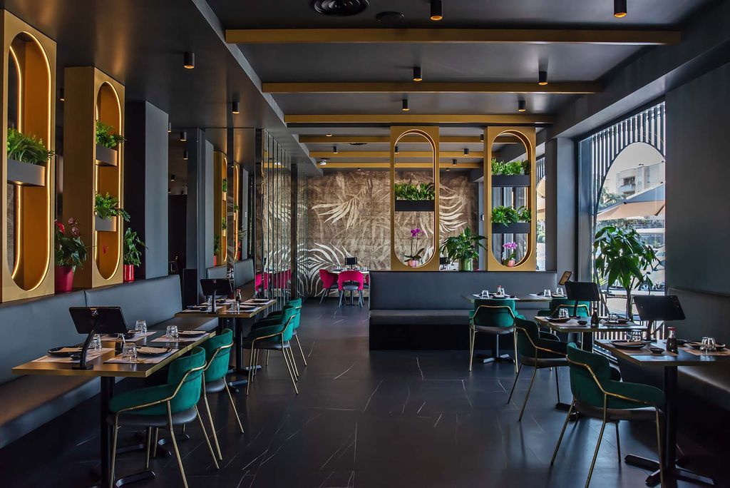 Nigiri di tonno su piatto bianco