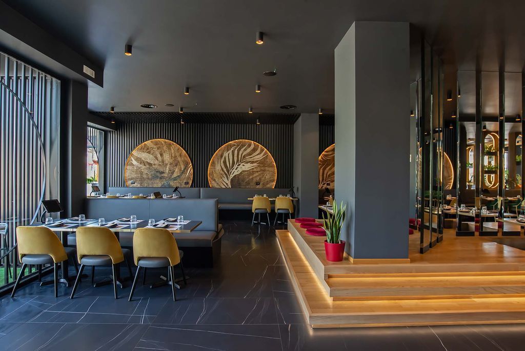 Chef che prepara sushi fresco