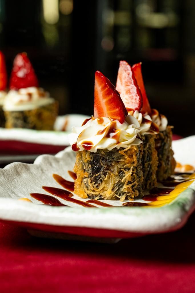 Piatti di sushi colorati