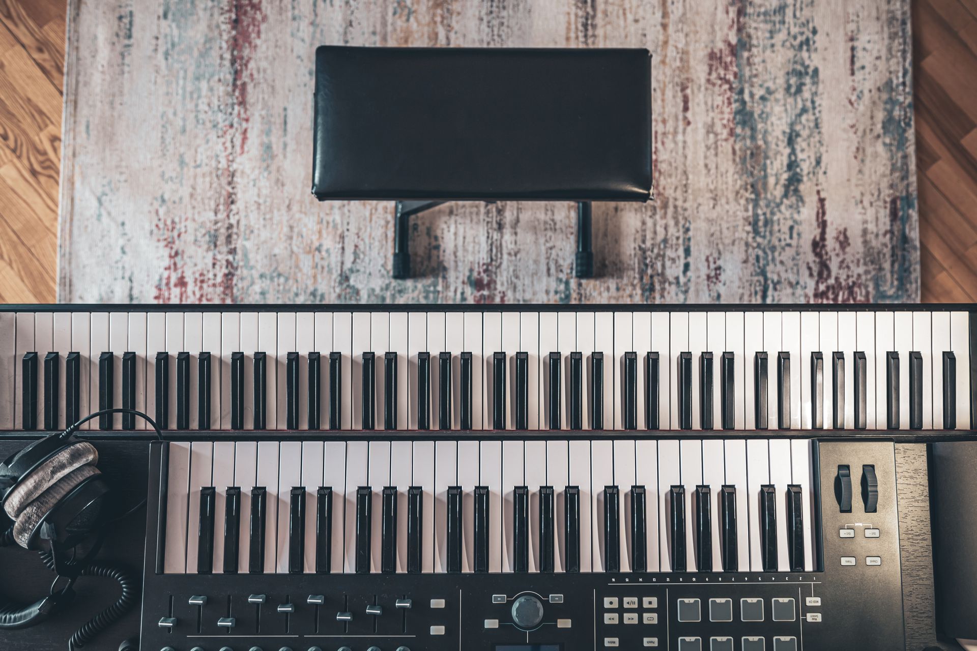 Una tastiera è appoggiata su un tappeto accanto a un monitor