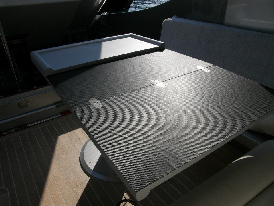 rivestimento di tavolino con pellicola in carbonio