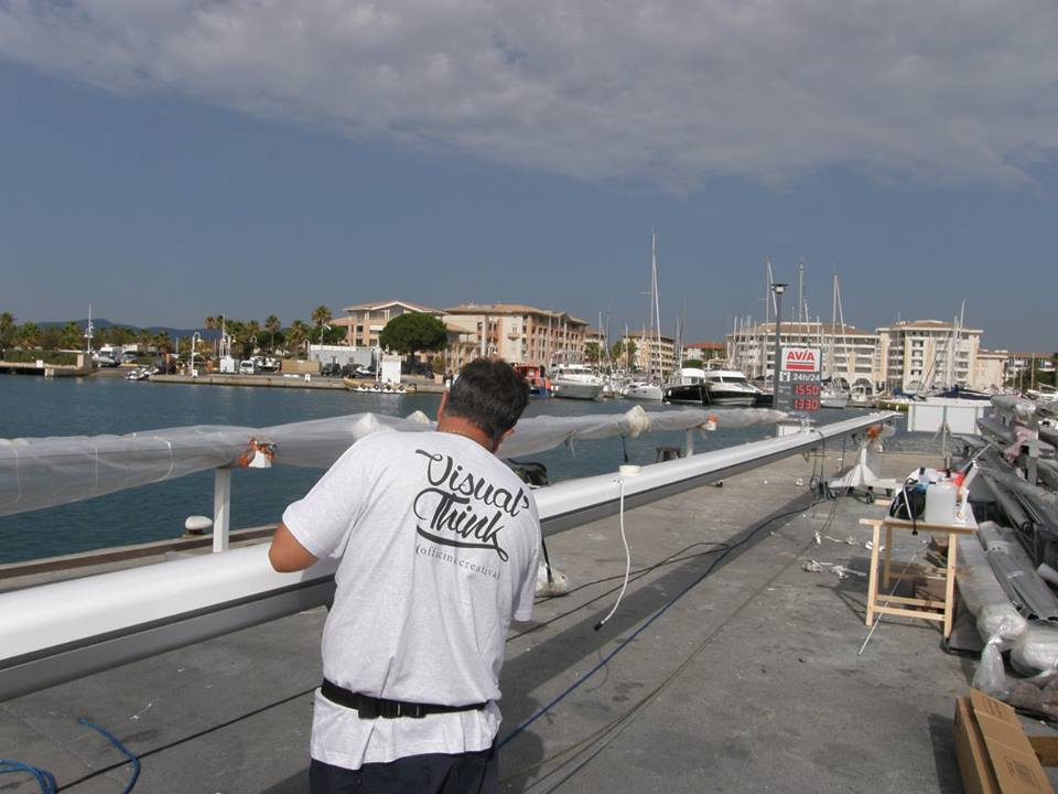 operatore di Visual Think che riveste albero di imbarcazione