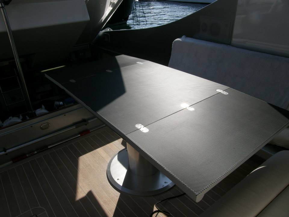 tavolino di imbarcazione rivestito con pellicola scura