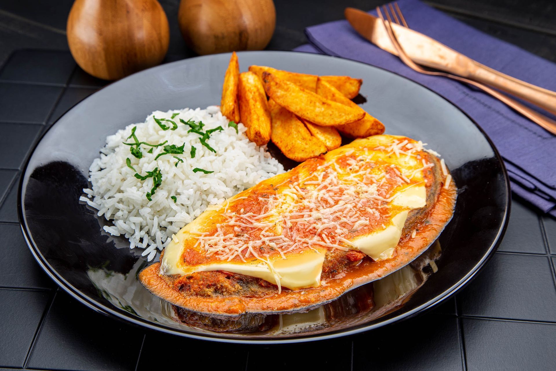 Um prato de comida com arroz e batatas fritas em uma mesa. Hotel Solar Paulista 