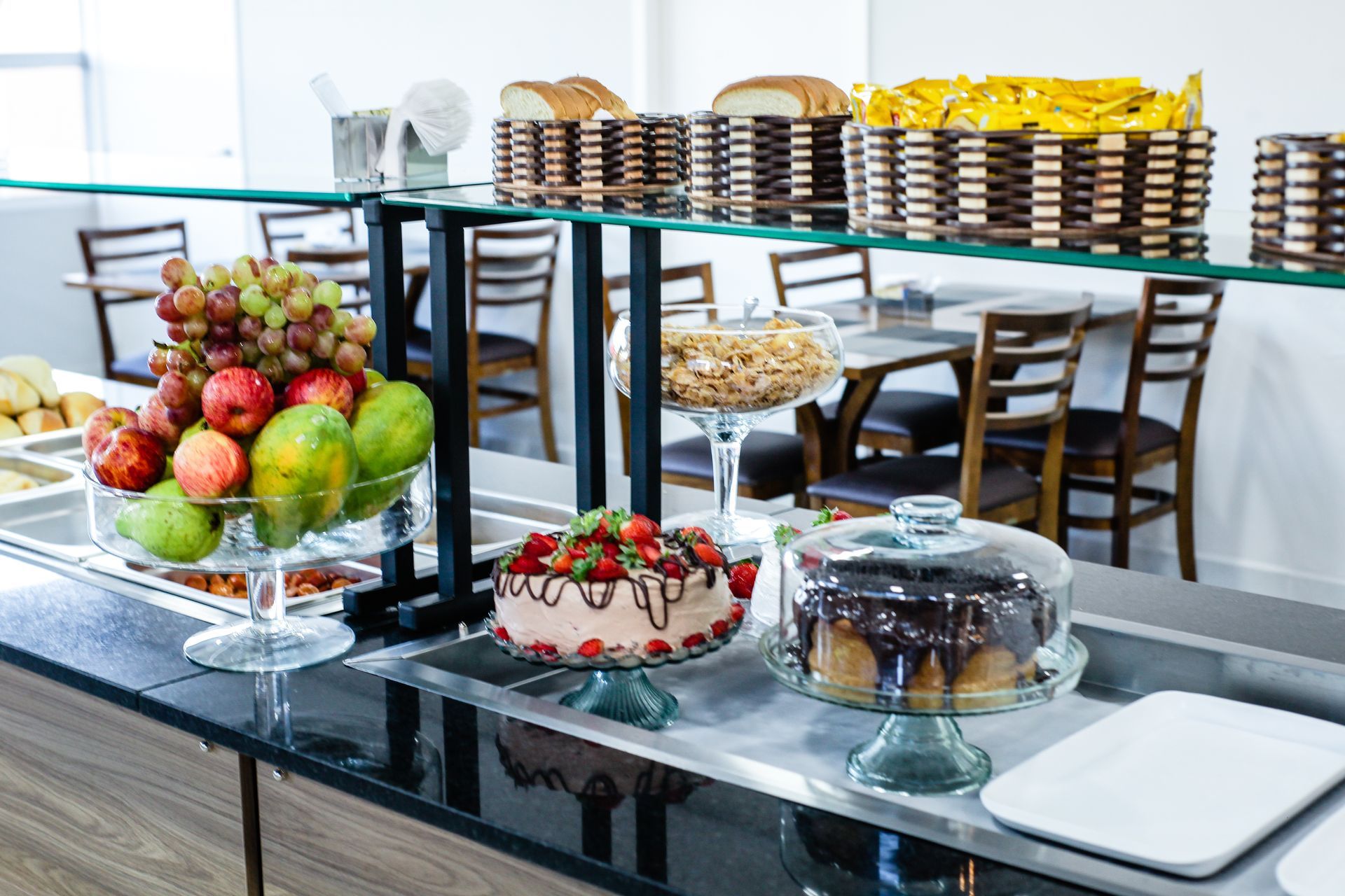Uma mesa de bufê com uma variedade de comidas e frutas. Hotel Solar Paulista 