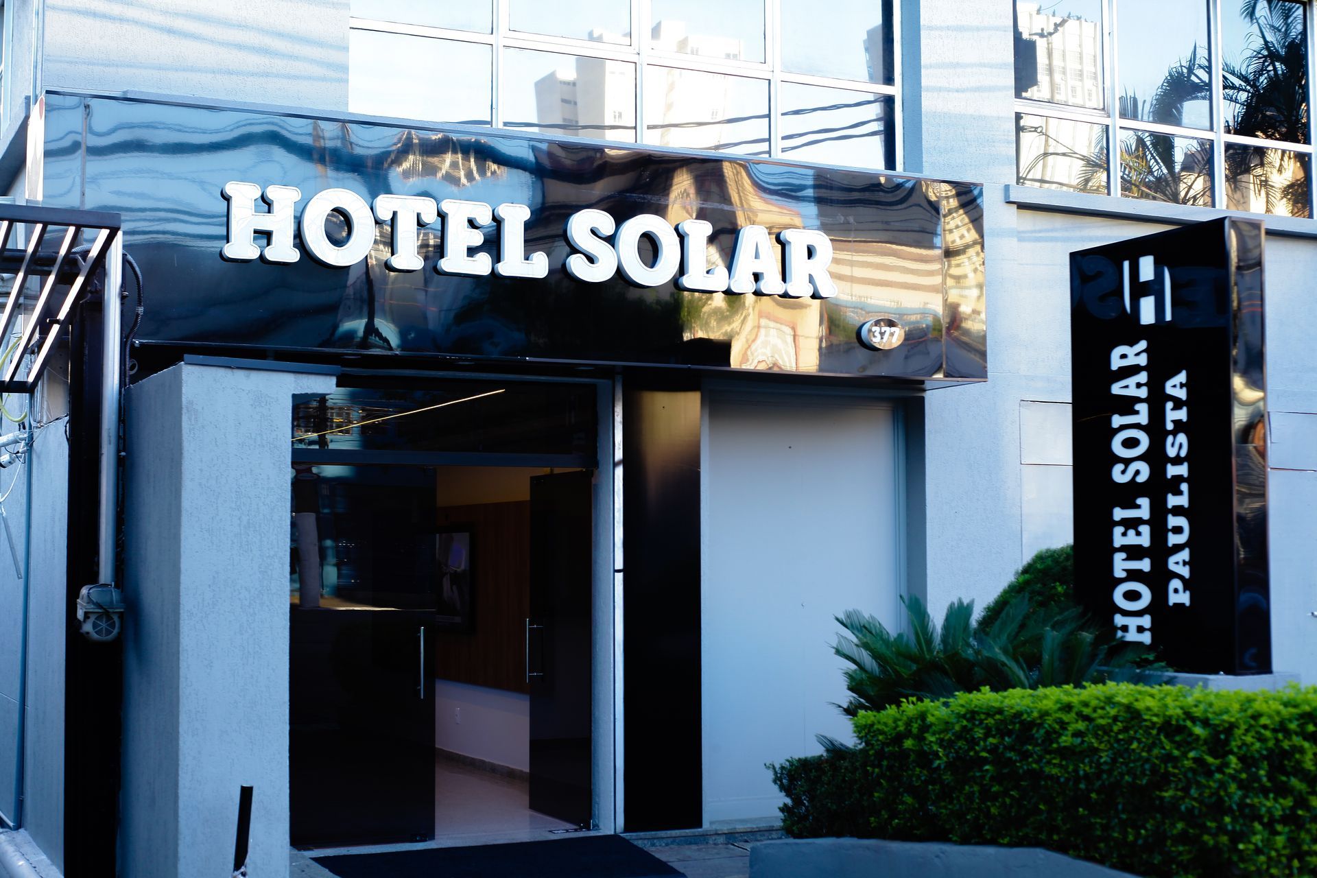 Uma placa preta e branca para o hotel solar paulista