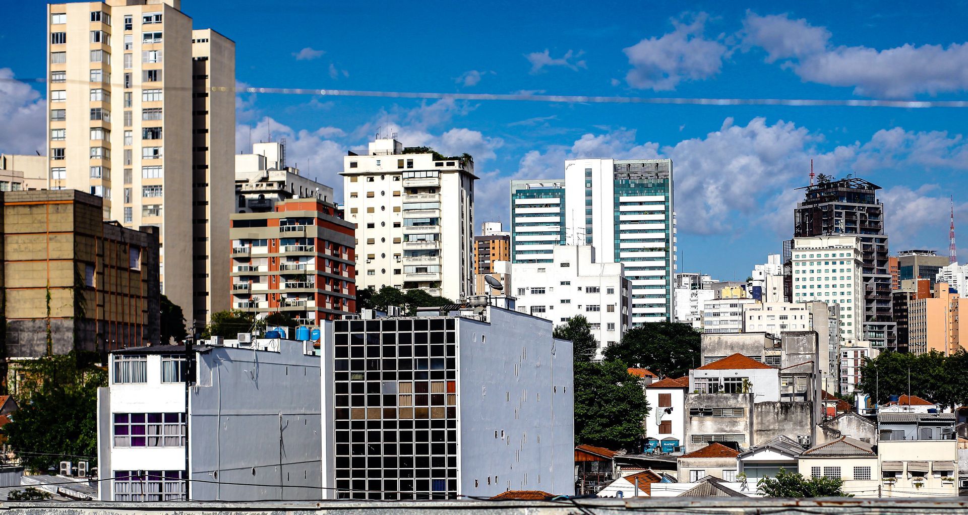 Um horizonte de cidade com muitos edifícios altos Hotel Solar Paulista 