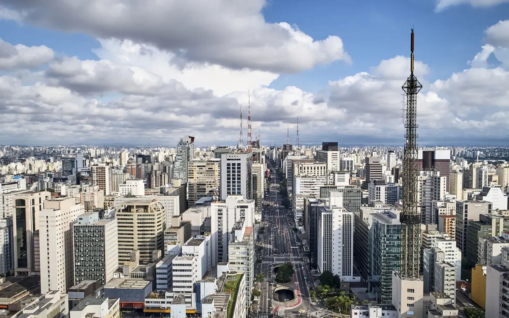 Uma vista aérea de uma cidade com uma torre no meio da cidade. Hotel Solar Paulista 