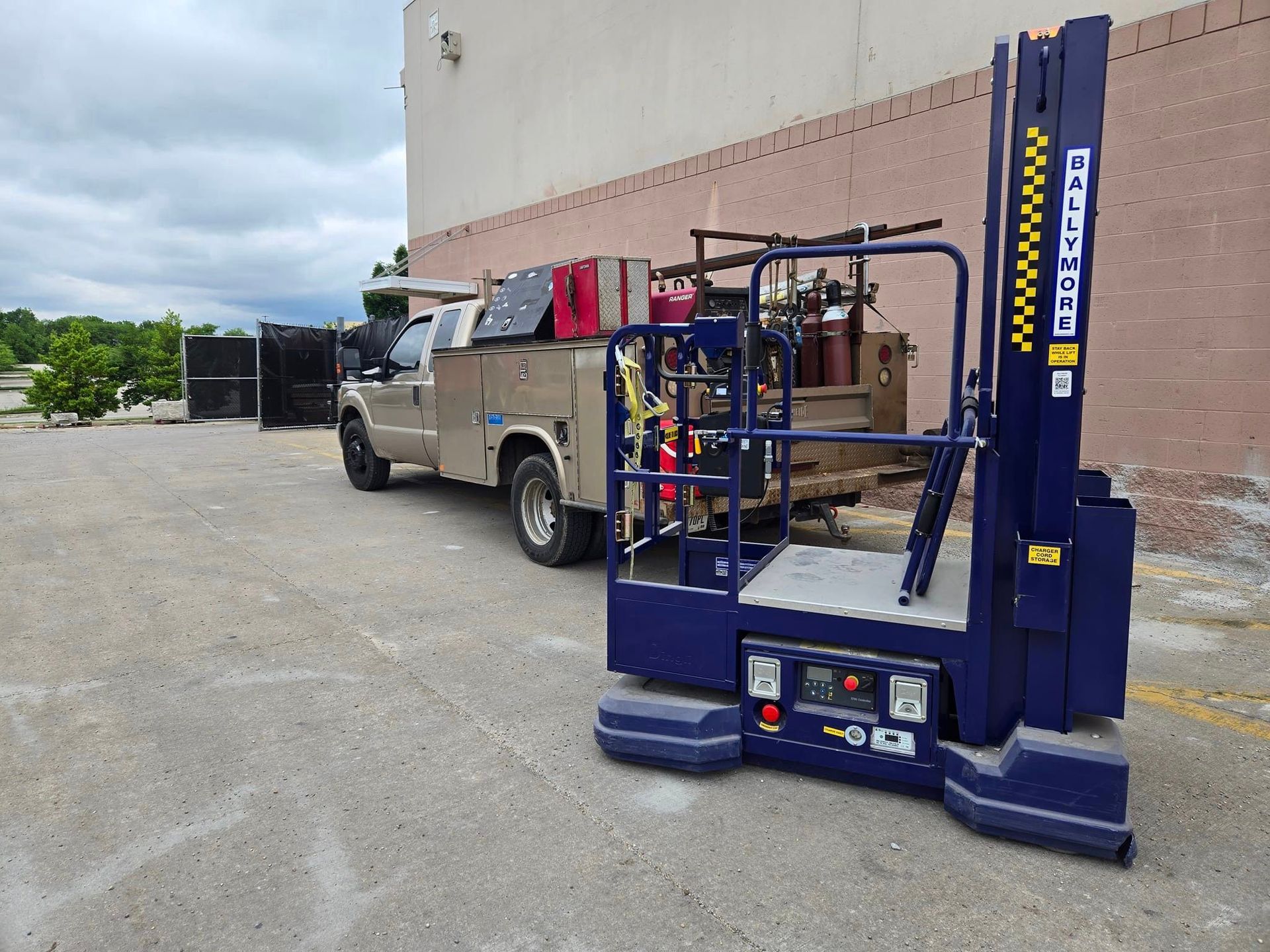 A truck with a ladder attached to it is parked in front of a building.