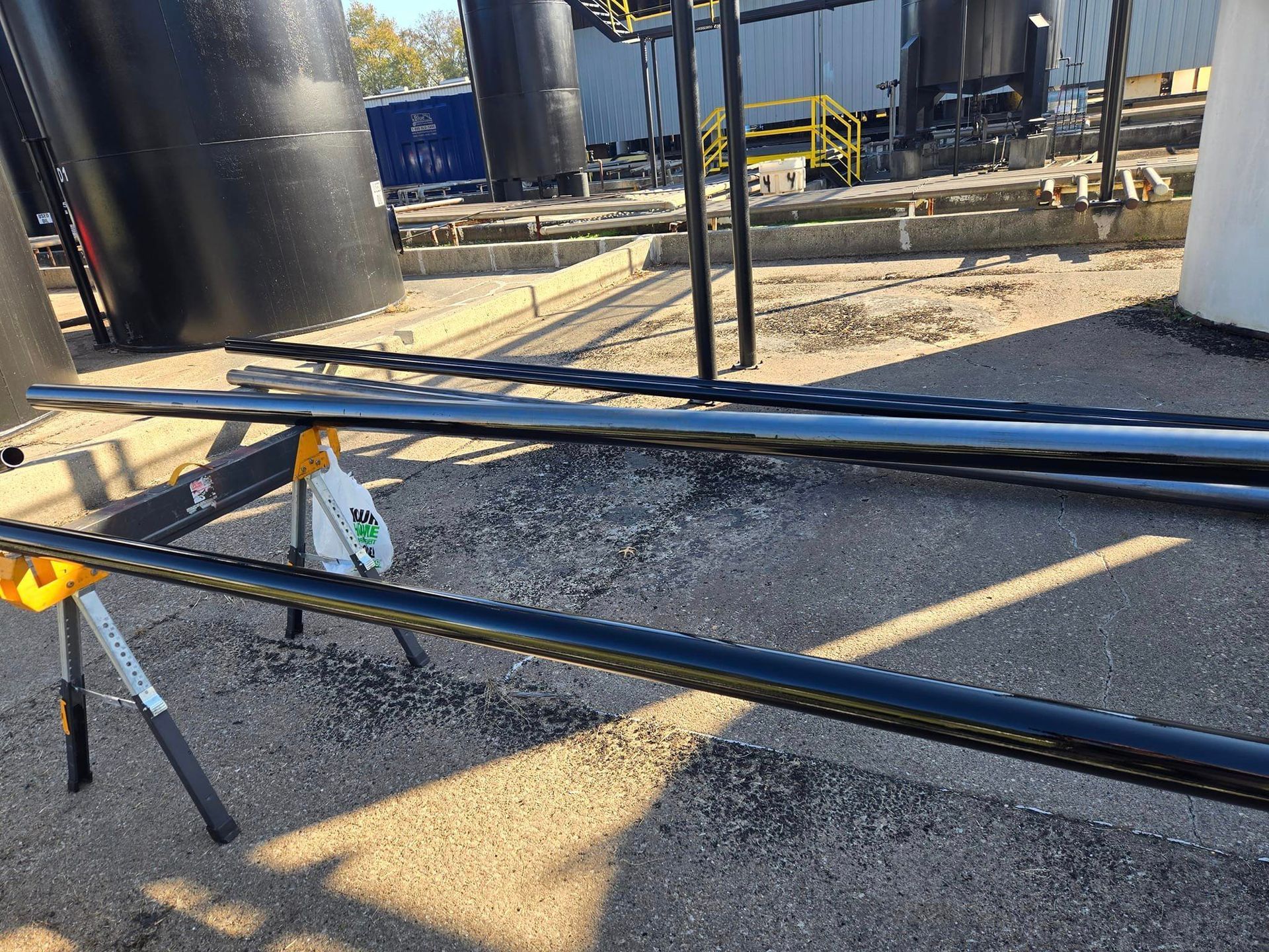A bunch of pipes are sitting on top of each other on a table.