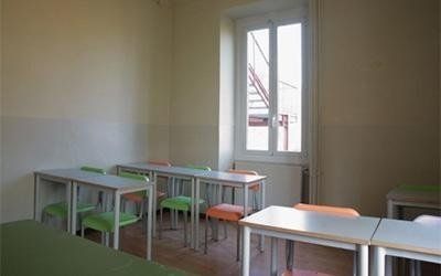 aula di una scuola con ampia finestra