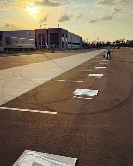 yellow line color and white 
