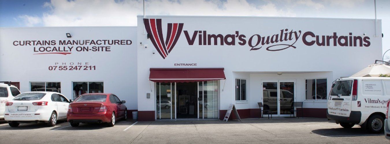 Cars-parking-in-front-of-Vilma-s-store_